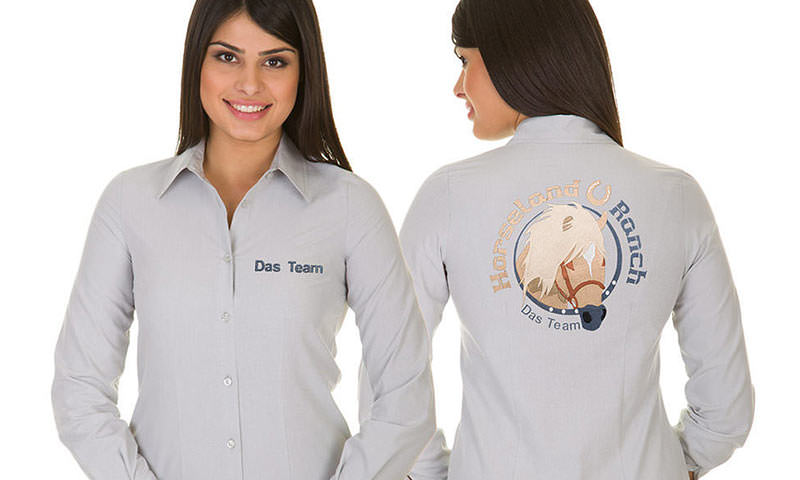 Graues Hemd für Damen als Messebekleidung von der Stickerei Stoiber. Graues Hemd für Damen als Messebekleidung von der Stickerei Stoiber.