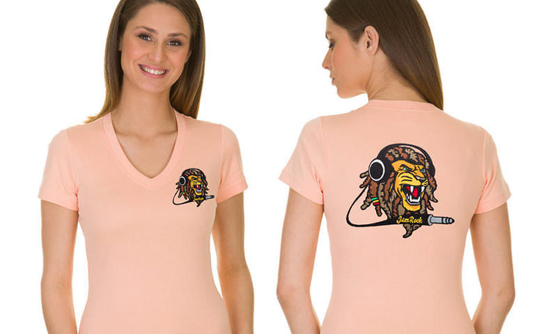 T-Shirt mit V-Ausschnitt in der Farbe Pfirsich von der Stickerei Stoiber. T-Shirt mit V-Ausschnitt in der Farbe Pfirsich von der Stickerei Stoiber.