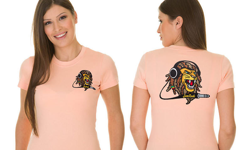 T-Shirt in der Farbe Pfirsich als Bandshirt für Damen und Herren von der Stickerei Stoiber. T-Shirt in der Farbe Pfirsich als Bandshirt für Damen und Herren von der Stickerei Stoiber.