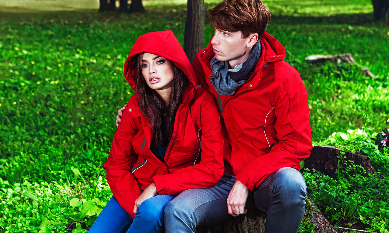Rote personalisierte Regenjacken für Damen und Herren von der Stickerei Stoiber. Rote personalisierte Regenjacken für Damen und Herren von der Stickerei Stoiber.