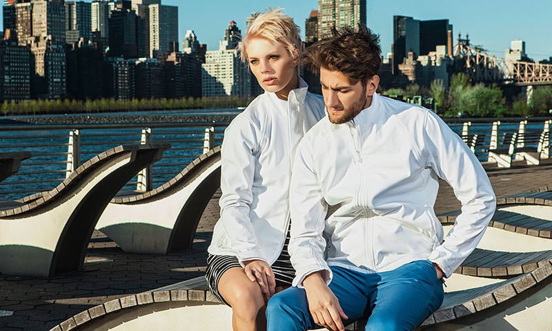 Weiße Windbreaker für Damen und Herren von der Stickerei Stoiber. Weiße Windbreaker für Damen und Herren von der Stickerei Stoiber.