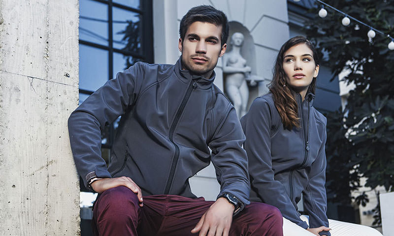 Mousegraue Windbreaker für Damen und Herren von der Stickerei Stoiber. Mousegraue Windbreaker für Damen und Herren von der Stickerei Stoiber.