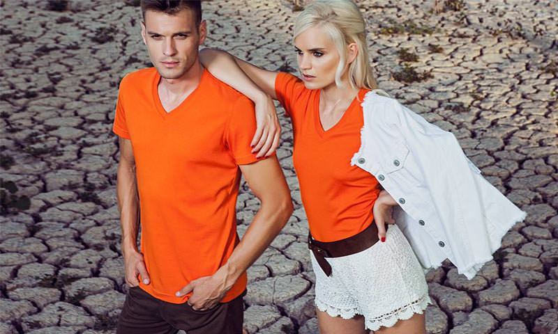 Orangefarbene T-Shirts mit V-Ausschnitt für Damen und Herren von der Stickerei Stoiber. Orangefarbene T-Shirts mit V-Ausschnitt für Damen und Herren von der Stickerei Stoiber.