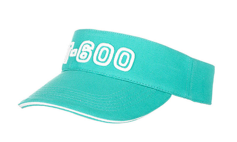 Kellygrünes Sunvisor mit Bestickung von der Stickerei Stoiber. Kellygrünes Sunvisor mit Bestickung von der Stickerei Stoiber.
