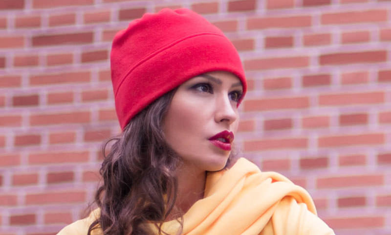 Rote Wintermütze für Damen und Herren von der Stickerei Stoiber. Rote Wintermütze für Damen und Herren von der Stickerei Stoiber.