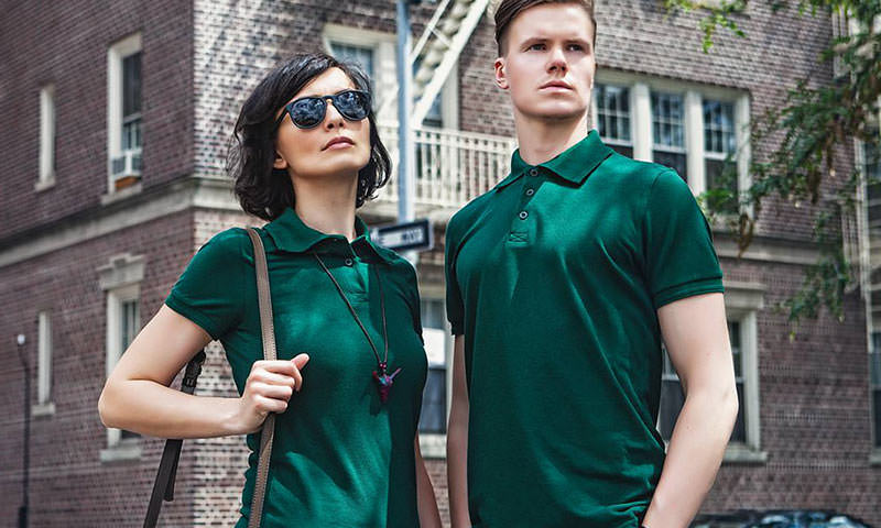 Dunkelgrüne Polo-Shirts mit Flockdruck von der Stickerei Stoiber. Dunkelgrüne Polo-Shirts mit Flockdruck von der Stickerei Stoiber.